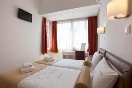 Metropolis Hotel - image 16