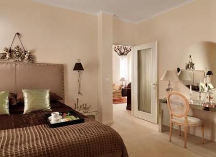 Best Western Plus Embassy Hotel - image 10