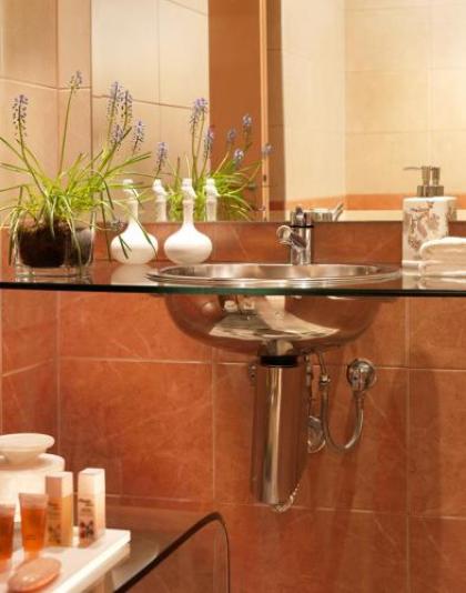 Best Western Plus Embassy Hotel - image 5