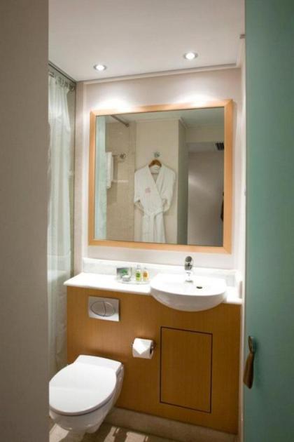 Central Hotel - image 14