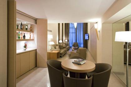 Central Hotel - image 3