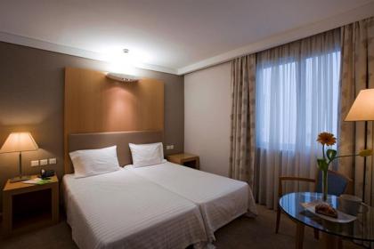 Central Hotel - image 7