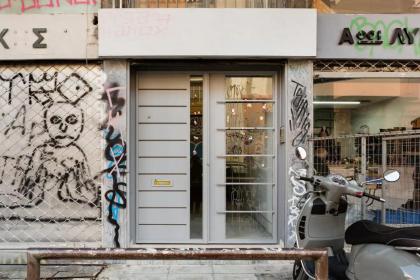 Explore Nightlife Near an Apartment With an Acropolis View - image 16