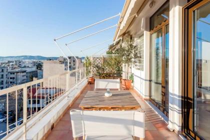 Explore Nightlife Near an Apartment With an Acropolis View - image 17