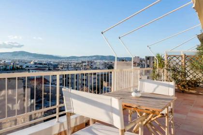 Explore Nightlife Near an Apartment With an Acropolis View - image 18
