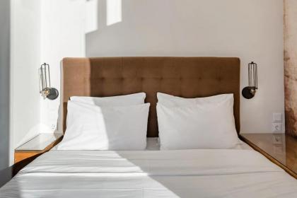 Explore Nightlife Near an Apartment With an Acropolis View - image 19