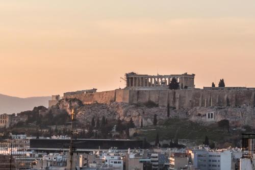 Renovated 3 bedroom apt with Acropolis View - main image