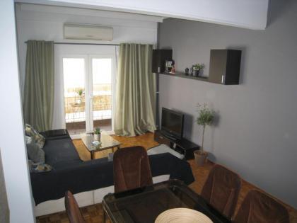 Apartment in the Middle of Everything - image 4