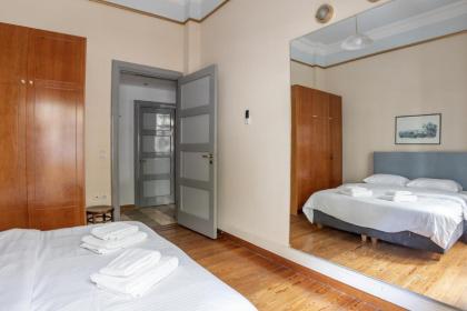 Ideal 4 bdr Apartment in Plaka for 10! - image 11