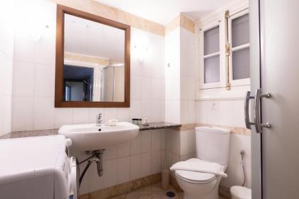 Ideal 4 bdr Apartment in Plaka for 10! - image 14
