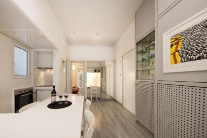 Artistic apartment next to everything - image 4