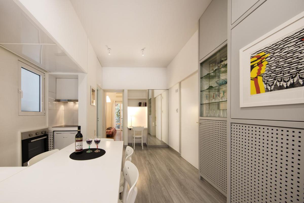 Artistic apartment next to everything - image 4
