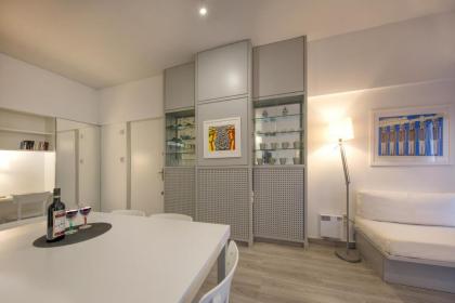 Artistic apartment next to everything - image 9