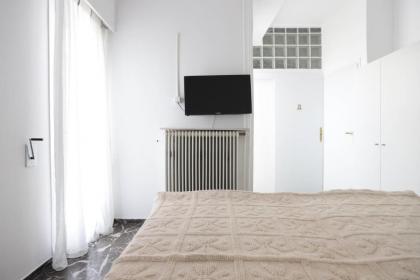 Eva's Urban Apt in Athens 6' to Transit Station - image 2