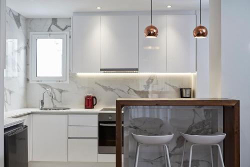 Cozy and Bright 2BD Apartment in Kolonaki - image 5