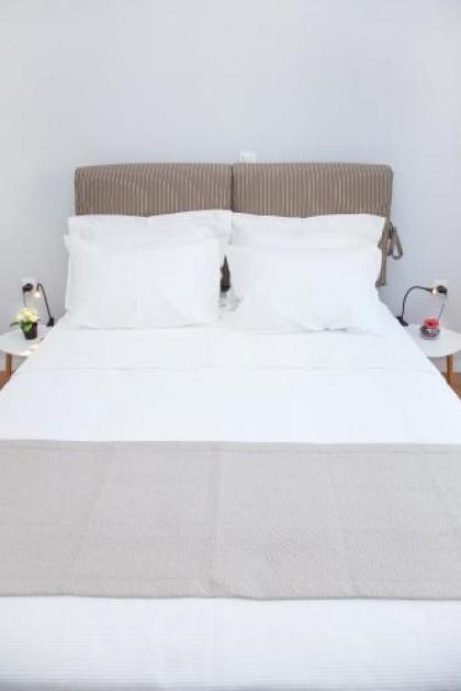 Fully Renovated Modern Beauty In Central Athens! - image 9