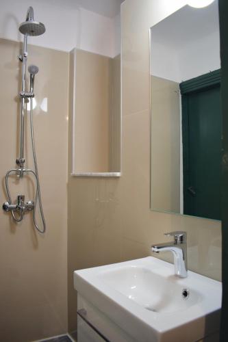 Stylish basement studio in Athens centre - EP9B - image 5