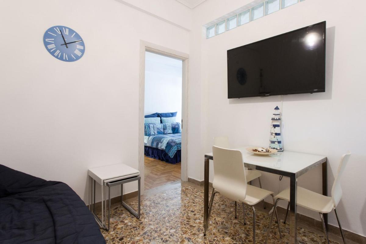 Lovely 2 bedroom apt in Metaxourgio Center - image 2