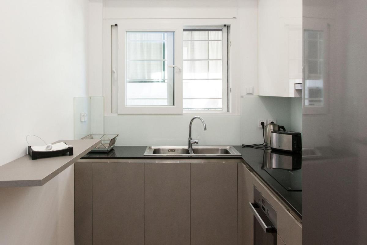 Lovely 2 bedroom apt in Metaxourgio Center - image 3