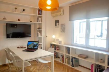 White n Bright Studio Apt - image 1