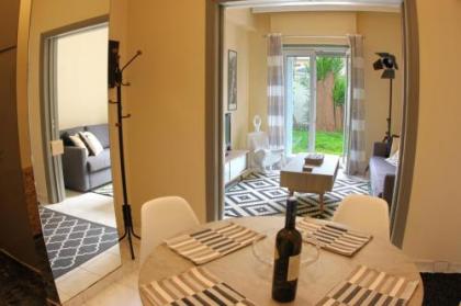 STYLISH CITY CENTER GARDEN APARTMENT - image 1