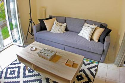 STYLISH CITY CENTER GARDEN APARTMENT - image 10
