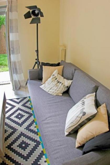 STYLISH CITY CENTER GARDEN APARTMENT - image 11