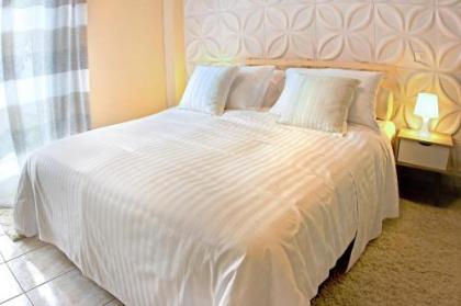 STYLISH CITY CENTER GARDEN APARTMENT - image 13