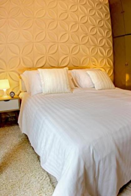 STYLISH CITY CENTER GARDEN APARTMENT - image 14