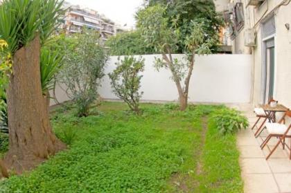STYLISH CITY CENTER GARDEN APARTMENT - image 17