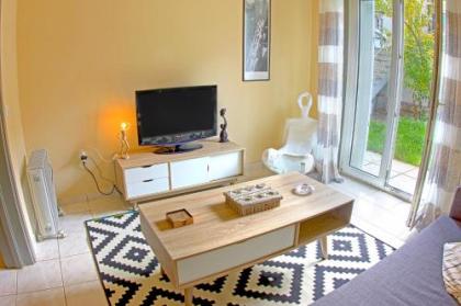 STYLISH CITY CENTER GARDEN APARTMENT - image 3