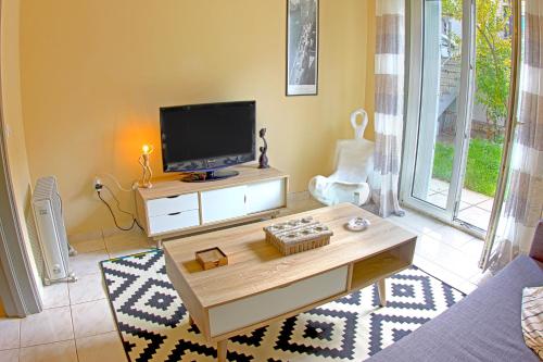 STYLISH CITY CENTER GARDEN APARTMENT - image 3