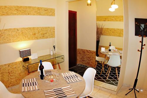 STYLISH CITY CENTER GARDEN APARTMENT - image 4