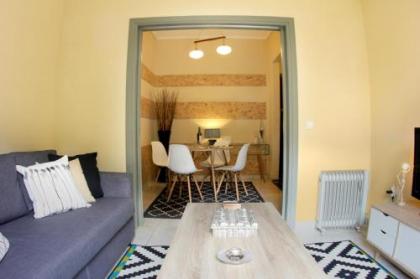 STYLISH CITY CENTER GARDEN APARTMENT - image 8