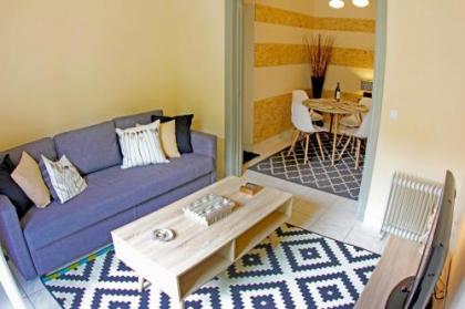 STYLISH CITY CENTER GARDEN APARTMENT - image 9