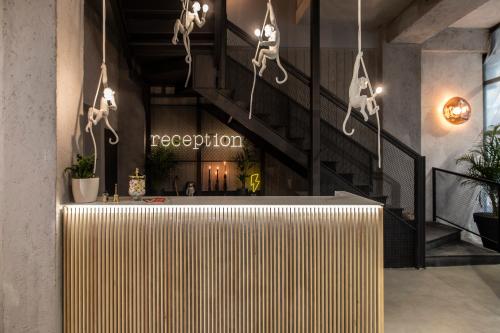 14 Reasons Why Hotel Athens - image 5