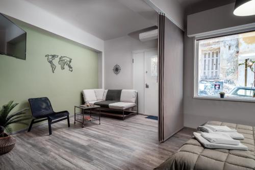 Autonomous house in the heart of Plaka - image 5
