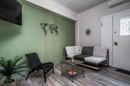 Autonomous house in the heart of Plaka - image 9