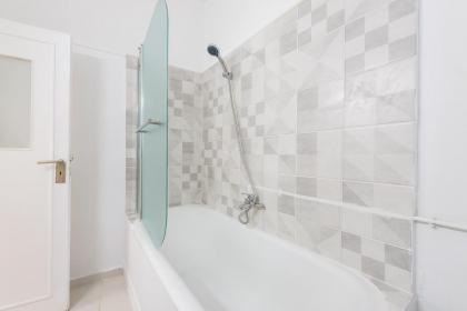 Cute and central apt for 3 - image 13