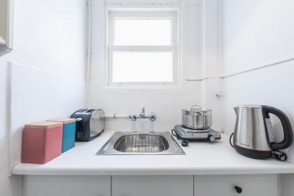Cute and central apt for 3 - image 15