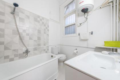 Cute and central apt for 3 - image 4