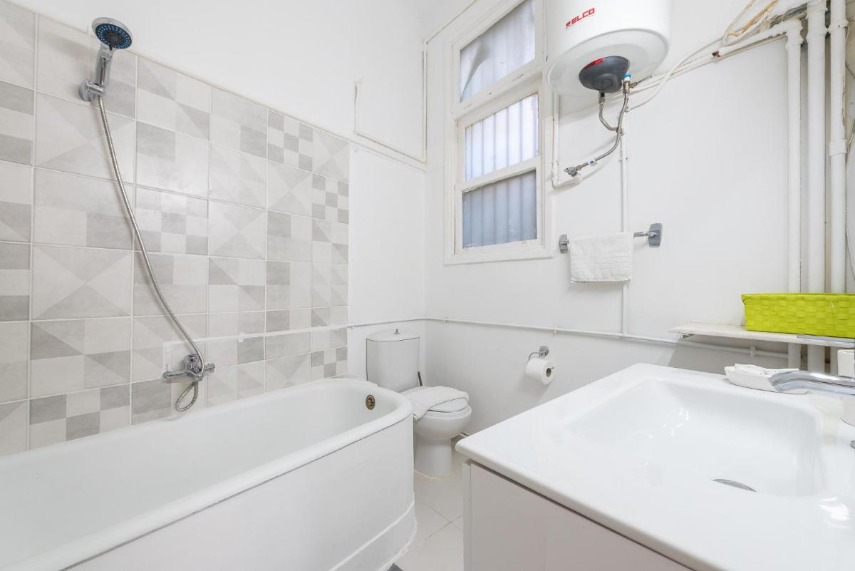 Cute and central apt for 3 - image 4