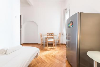 Cute and central apt for 3 - image 8
