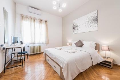 Cute and central apt for 3 - image 9