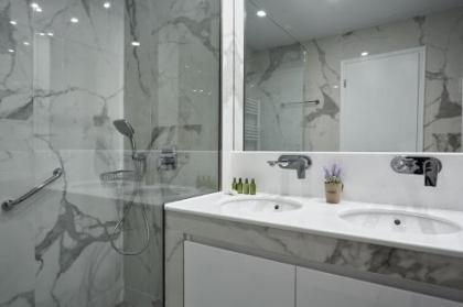 Luxurious Spacious Apt next to Hilton Hotel - image 16