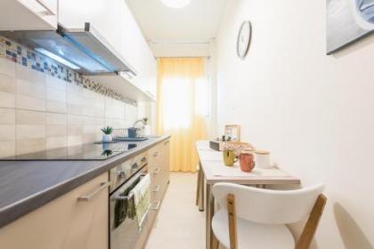Stylish Kerameikos Apartment by Cloudkeys - image 3