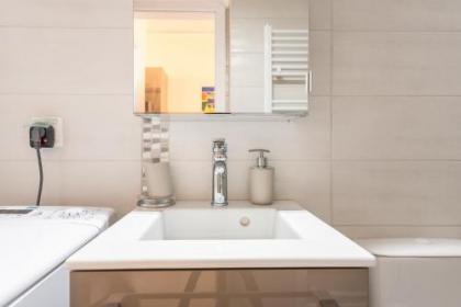 Stylish Kerameikos Apartment by Cloudkeys - image 5