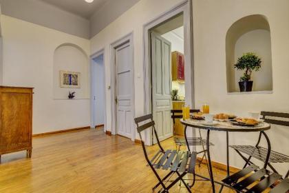 Neoclassical apt next to Acropolis