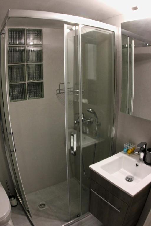 Boutique apartment next to Acropolis Museum - image 4
