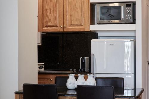 Chic One Bd Apartment with Hilton View - image 5